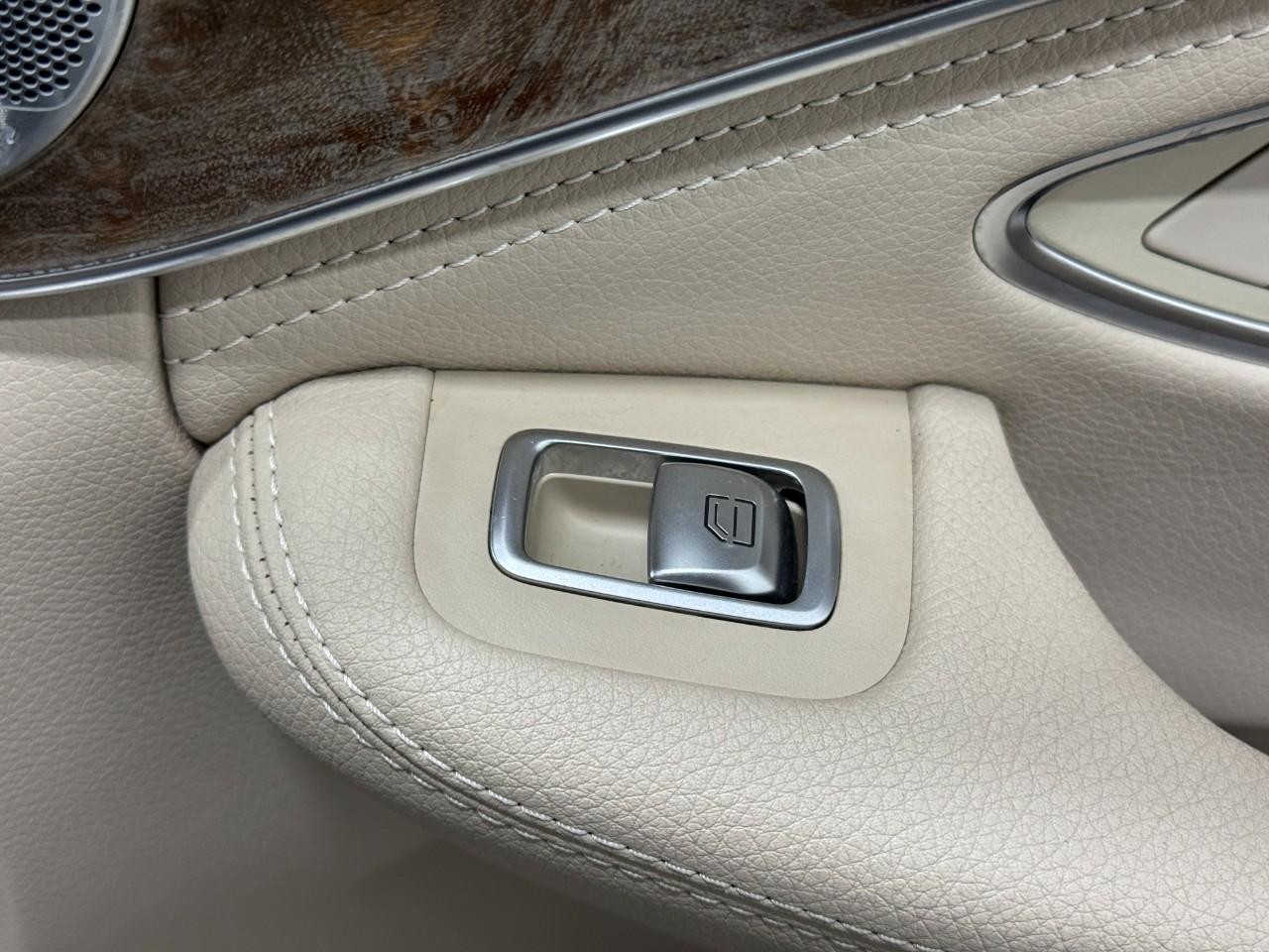 Mercedes-Benz C-Class Vehicle Full-screen Gallery Image 23