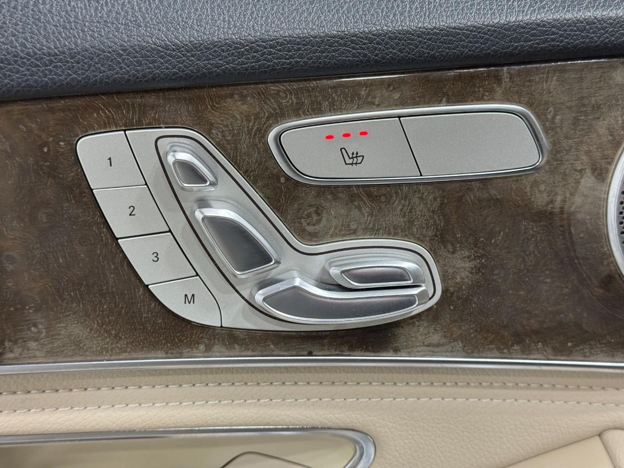 Mercedes-Benz C-Class Vehicle Full-screen Gallery Image 25