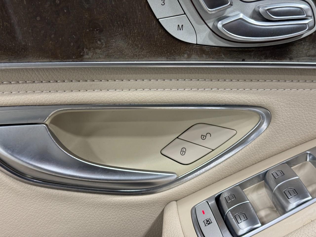 Mercedes-Benz C-Class Vehicle Full-screen Gallery Image 26