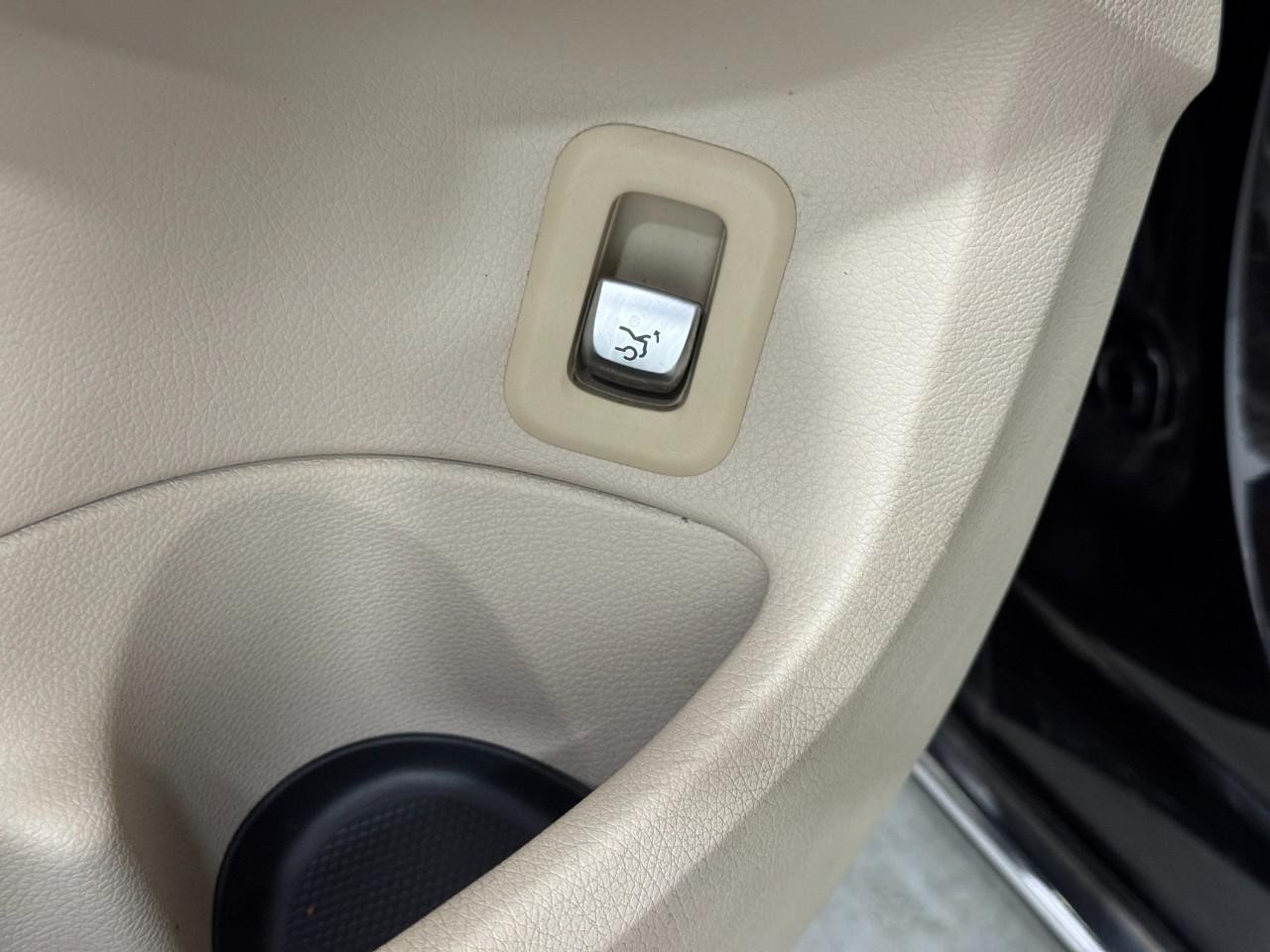 Mercedes-Benz C-Class Vehicle Full-screen Gallery Image 28