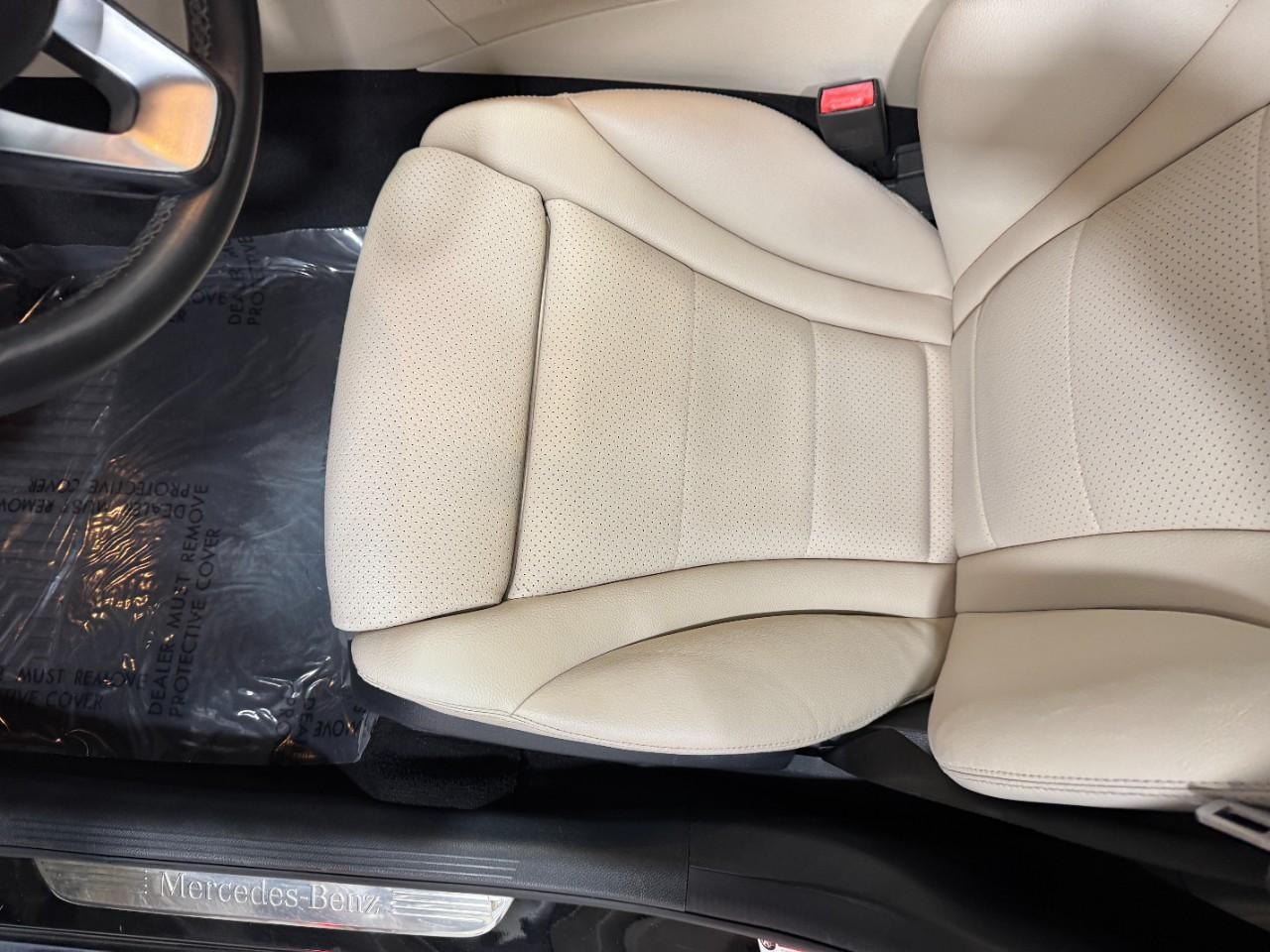 Mercedes-Benz C-Class Vehicle Full-screen Gallery Image 30