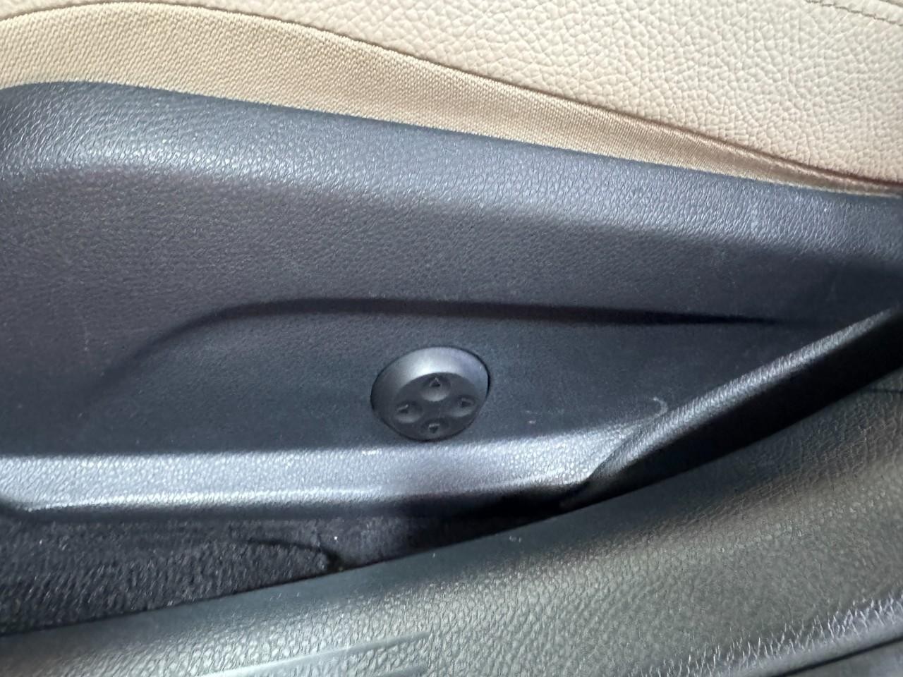 Mercedes-Benz C-Class Vehicle Full-screen Gallery Image 31