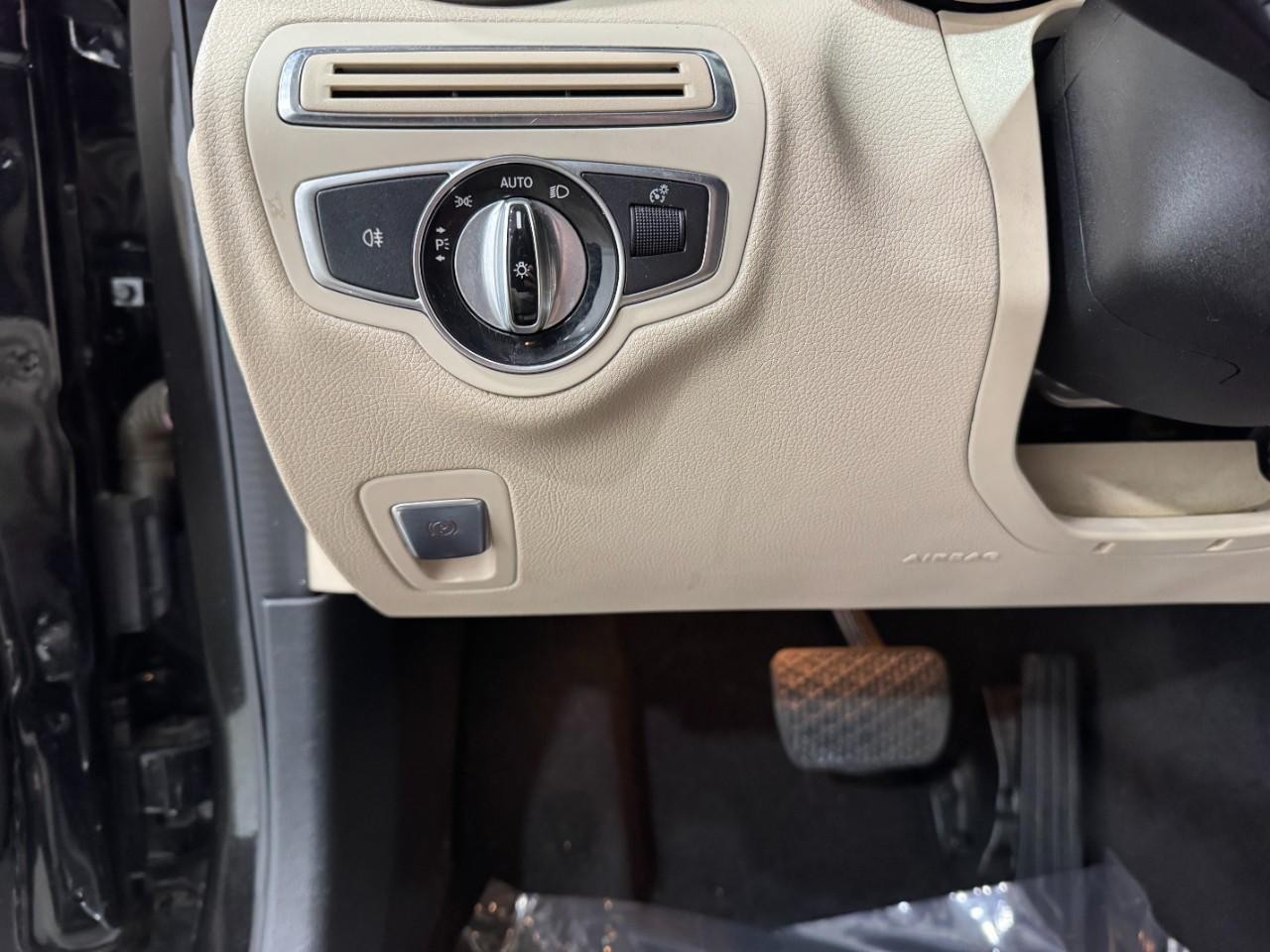 Mercedes-Benz C-Class Vehicle Full-screen Gallery Image 32