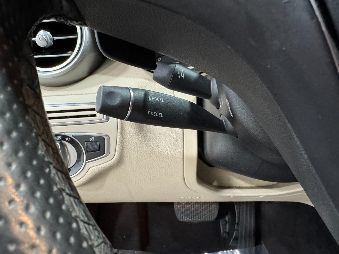 Mercedes-Benz C-Class Vehicle Full-screen Gallery Image 34