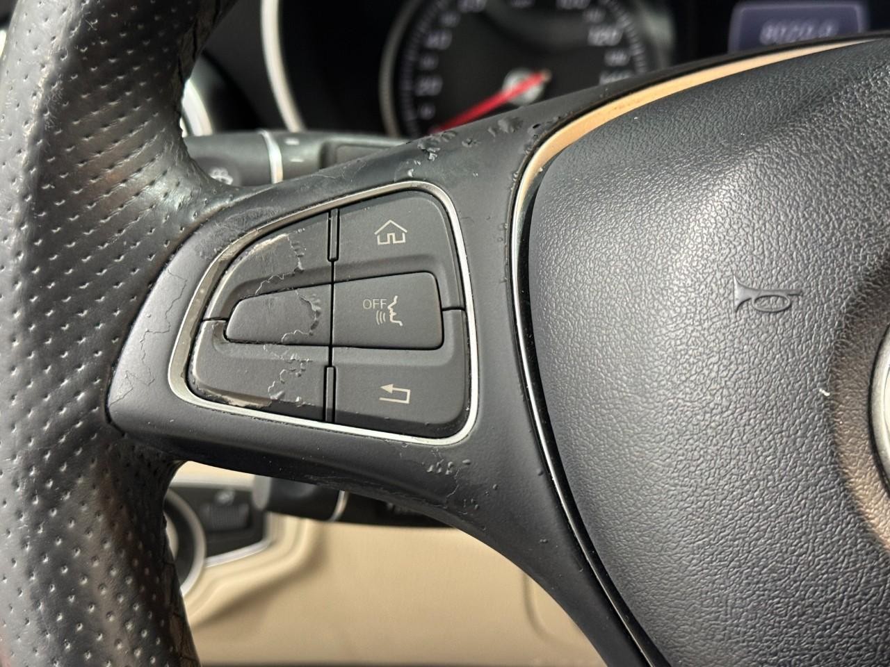 Mercedes-Benz C-Class Vehicle Full-screen Gallery Image 35