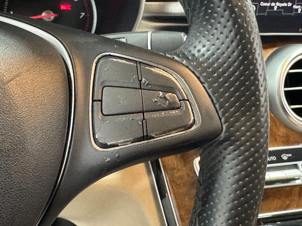 Mercedes-Benz C-Class Vehicle Full-screen Gallery Image 36