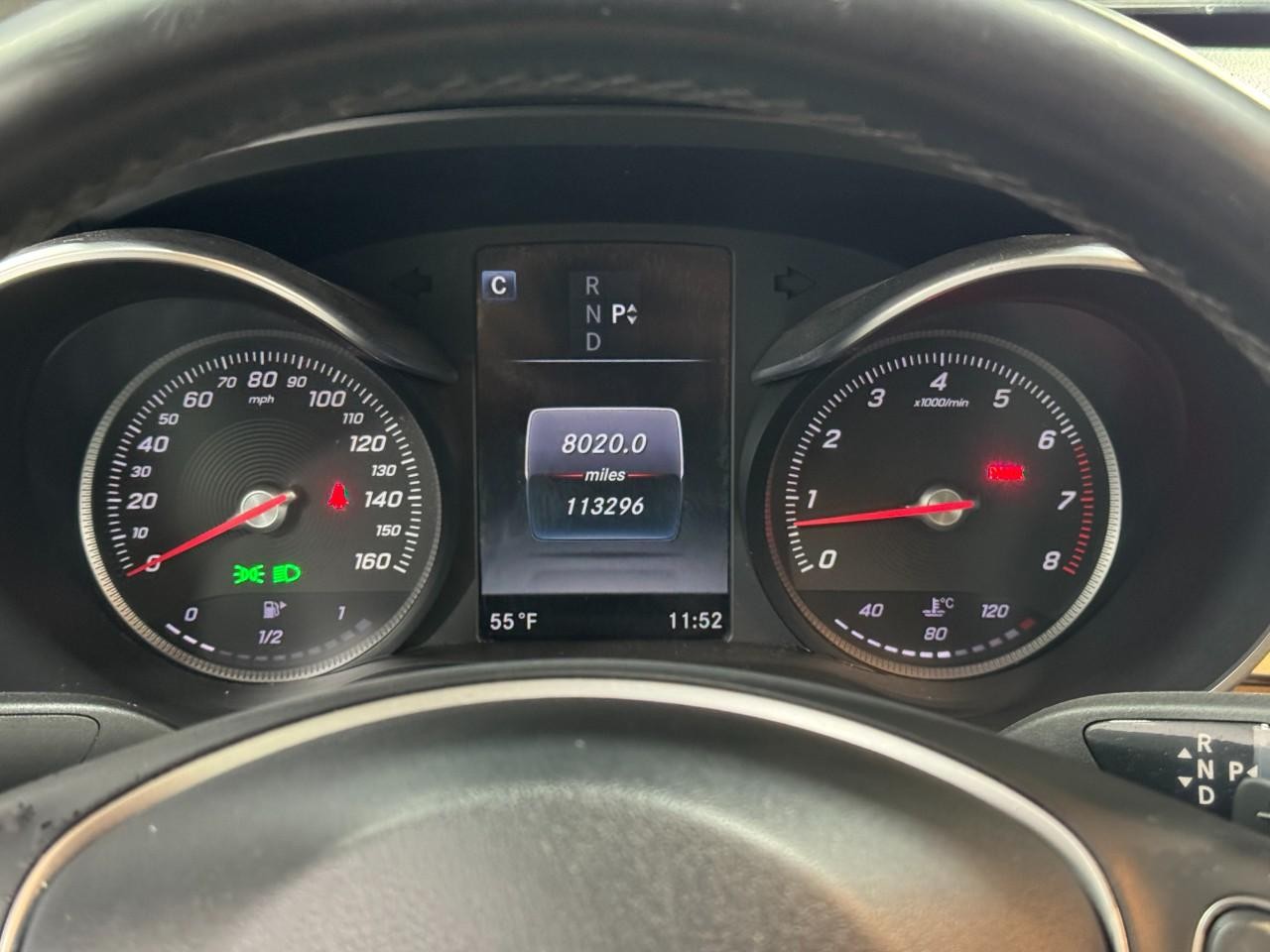 Mercedes-Benz C-Class Vehicle Full-screen Gallery Image 37