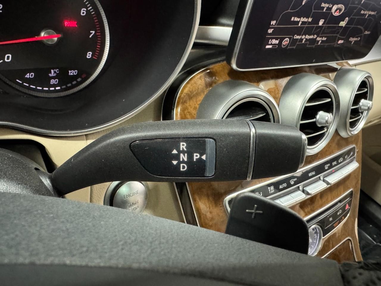 Mercedes-Benz C-Class Vehicle Full-screen Gallery Image 38