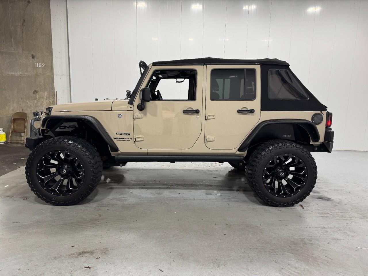 Jeep Wrangler Unlimited Vehicle Full-screen Gallery Image 2