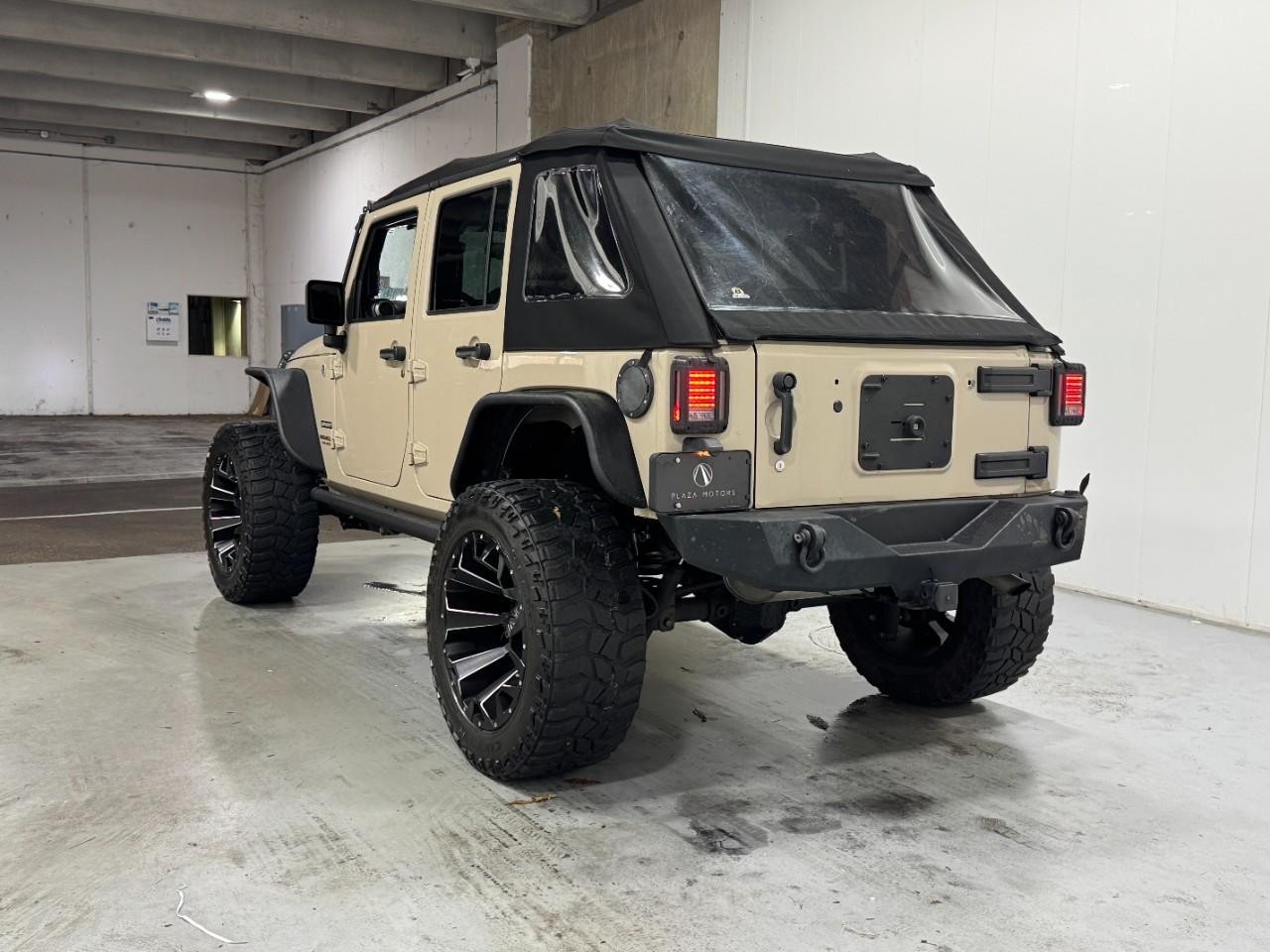 Jeep Wrangler Unlimited Vehicle Full-screen Gallery Image 3