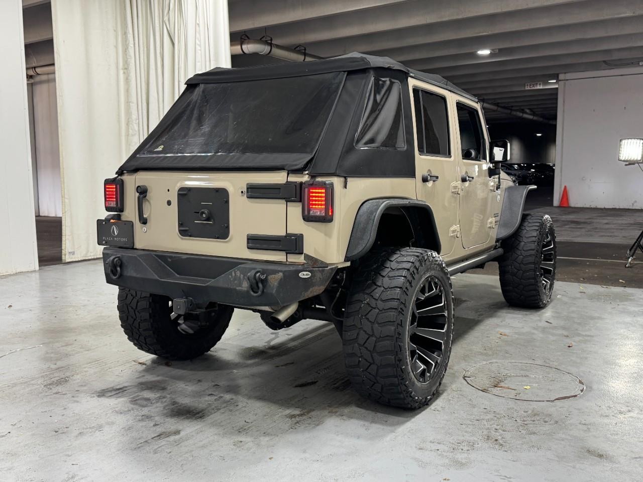 Jeep Wrangler Unlimited Vehicle Full-screen Gallery Image 4