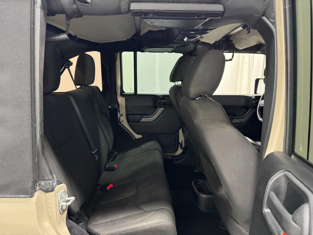 Jeep Wrangler Unlimited Vehicle Full-screen Gallery Image 10