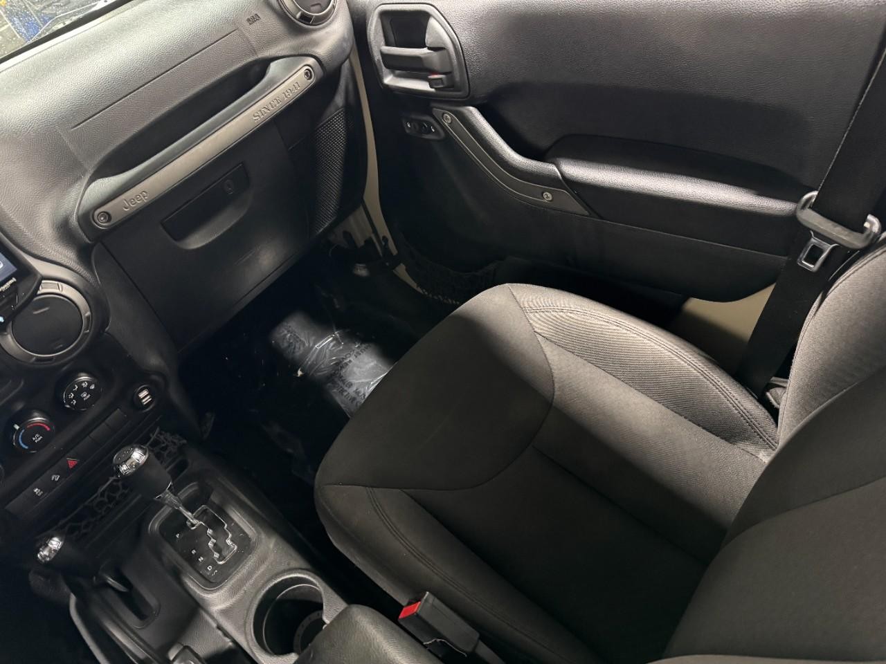 Jeep Wrangler Unlimited Vehicle Full-screen Gallery Image 16