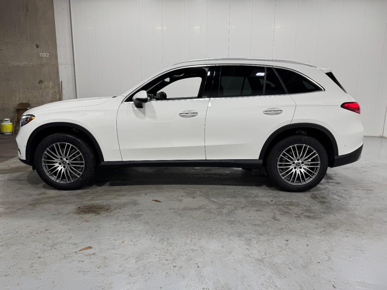 Mercedes-Benz GLC Vehicle Full-screen Gallery Image 2