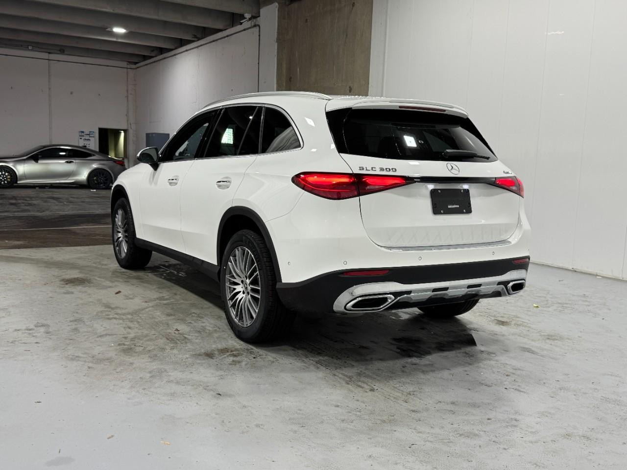 Mercedes-Benz GLC Vehicle Full-screen Gallery Image 3