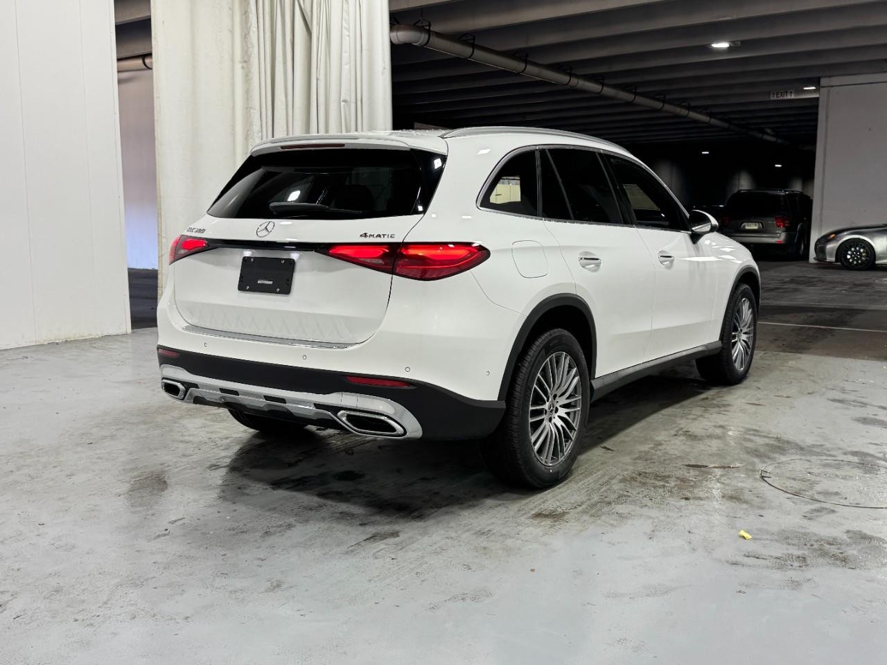 Mercedes-Benz GLC Vehicle Full-screen Gallery Image 4