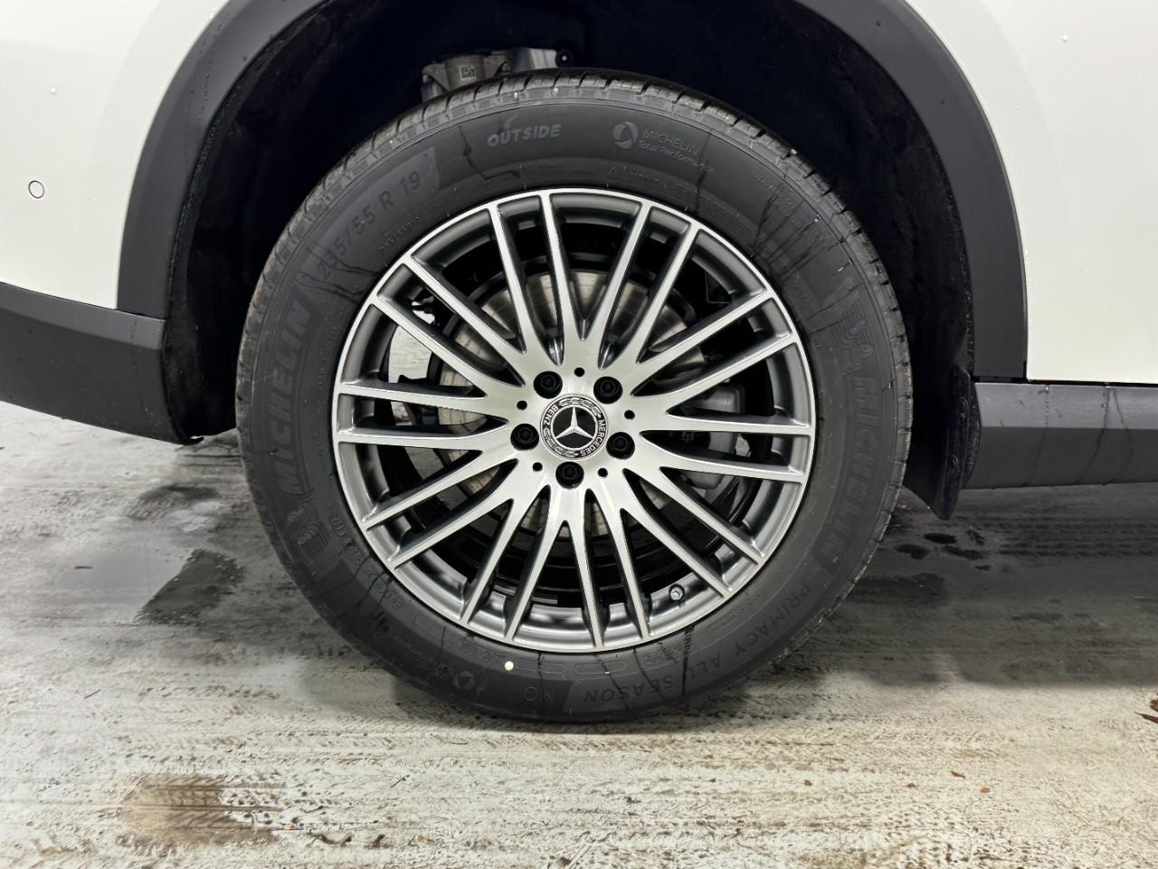 Mercedes-Benz GLC Vehicle Full-screen Gallery Image 5