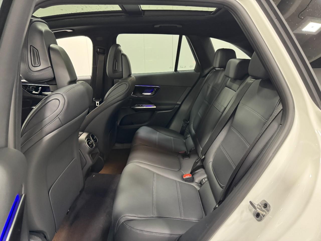 Mercedes-Benz GLC Vehicle Full-screen Gallery Image 8