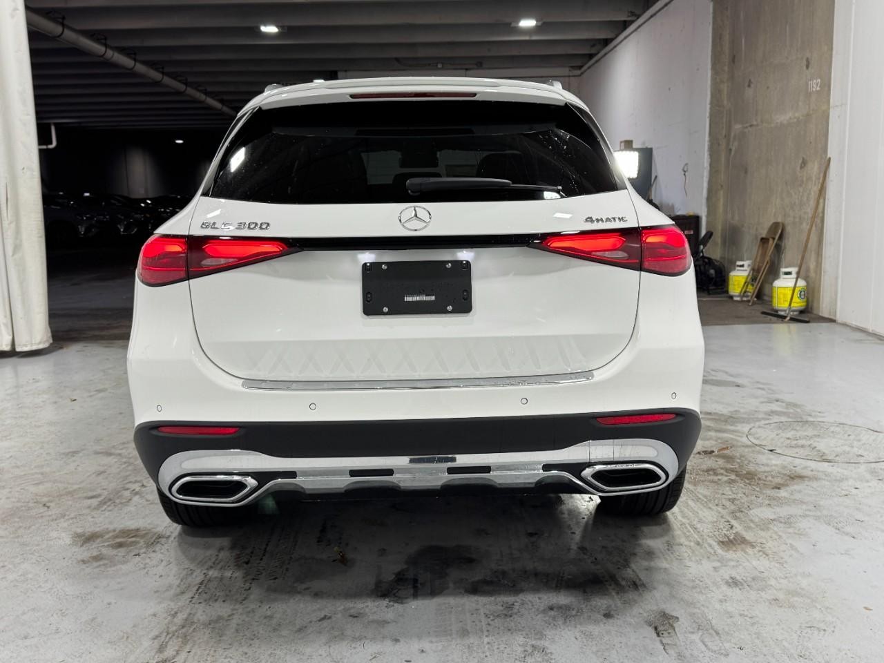 Mercedes-Benz GLC Vehicle Full-screen Gallery Image 9