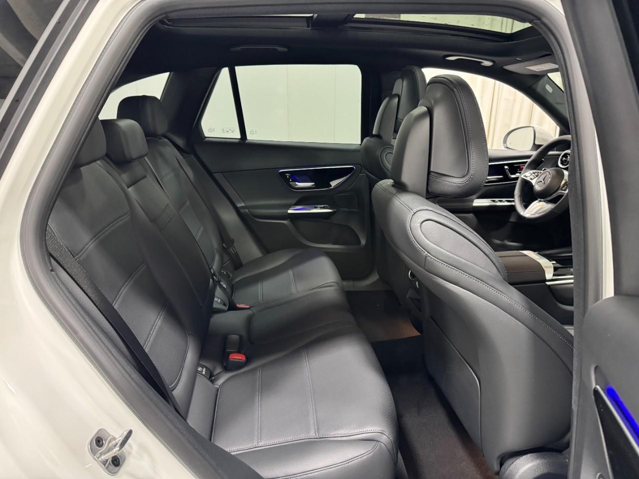 Mercedes-Benz GLC Vehicle Full-screen Gallery Image 10