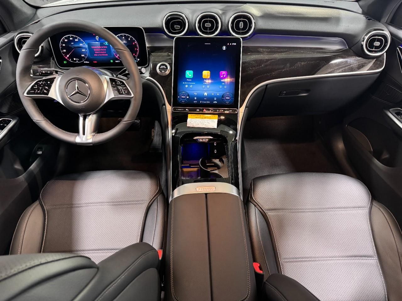 Mercedes-Benz GLC Vehicle Full-screen Gallery Image 12