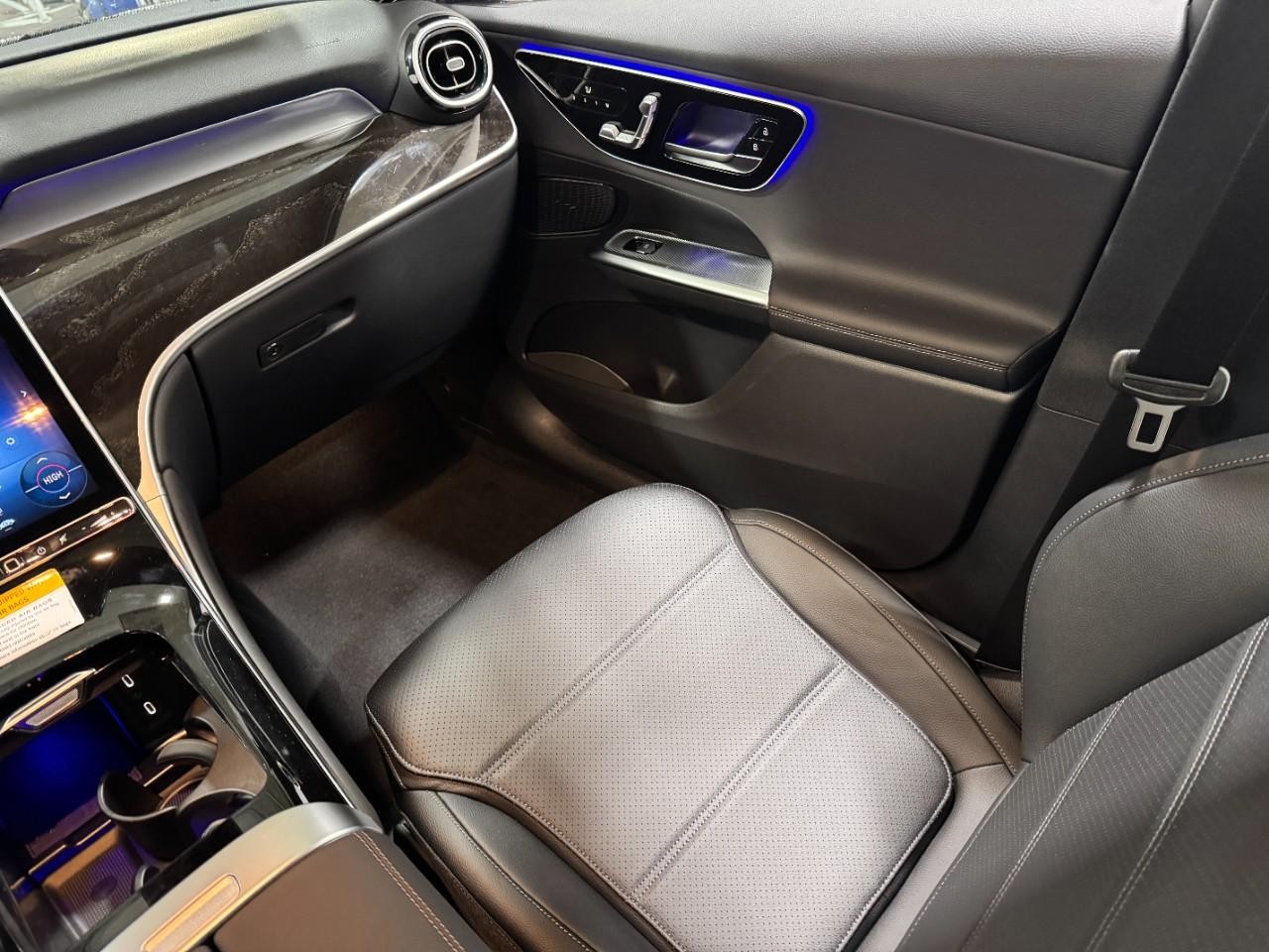 Mercedes-Benz GLC Vehicle Full-screen Gallery Image 15