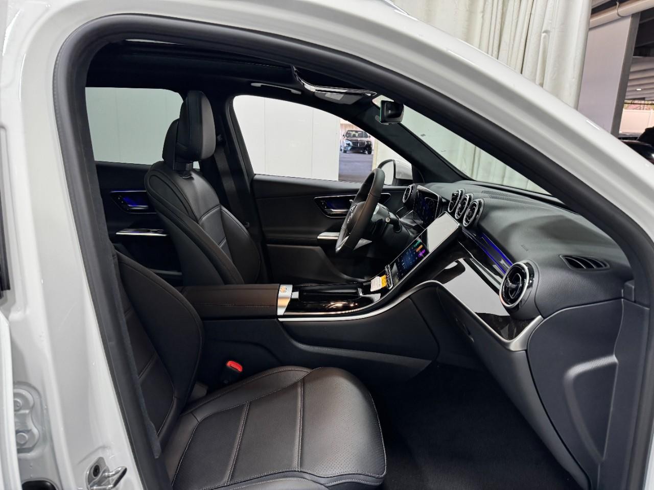 Mercedes-Benz GLC Vehicle Full-screen Gallery Image 16