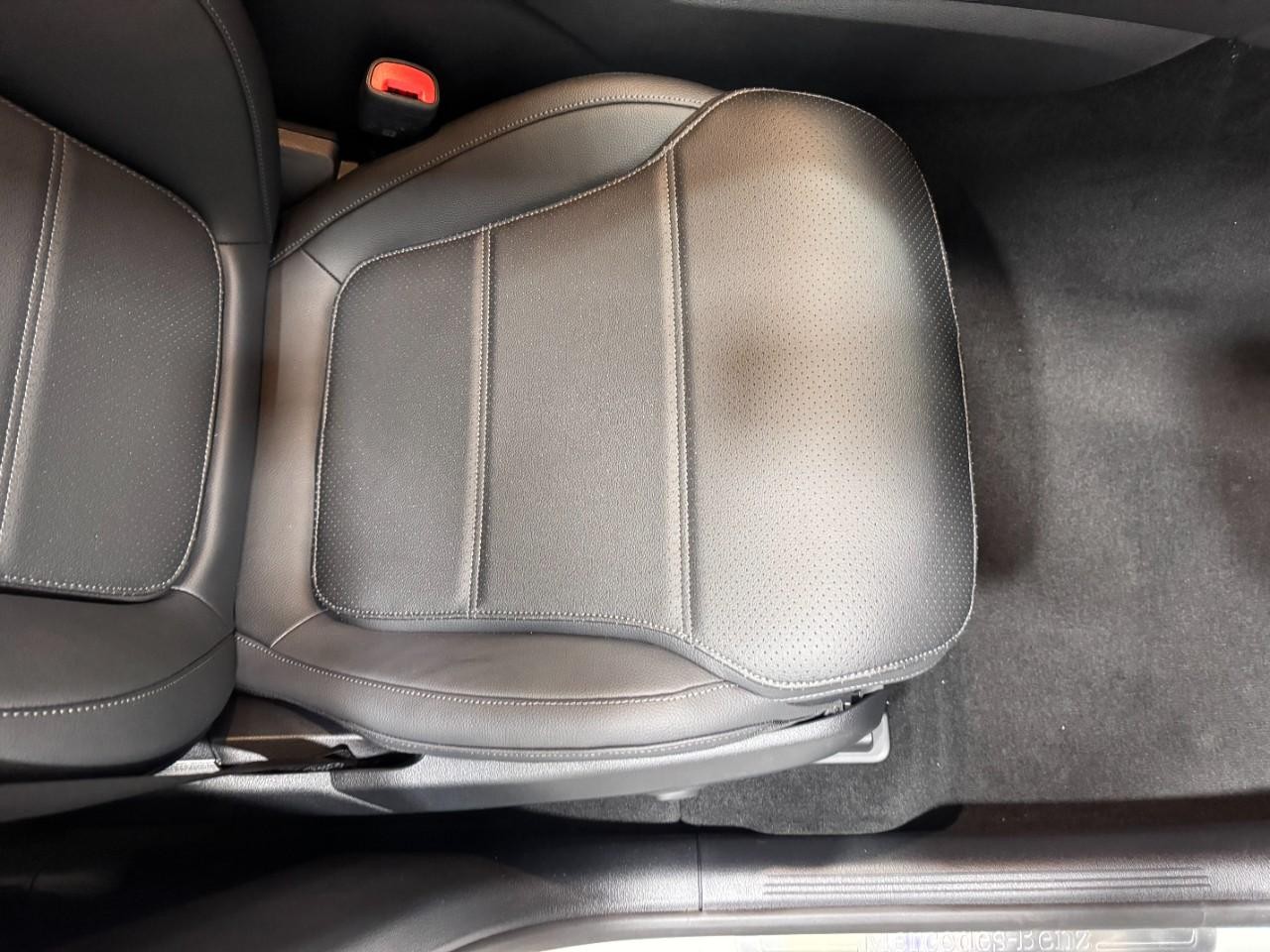 Mercedes-Benz GLC Vehicle Full-screen Gallery Image 17