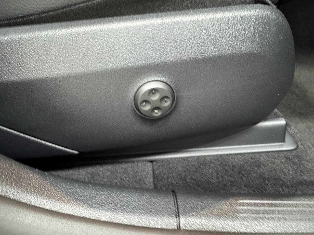 Mercedes-Benz GLC Vehicle Full-screen Gallery Image 18