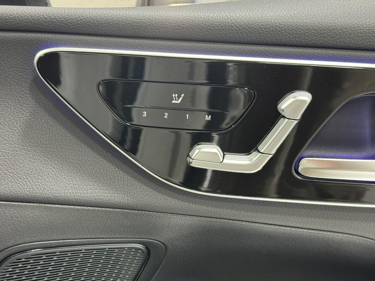 Mercedes-Benz GLC Vehicle Full-screen Gallery Image 19