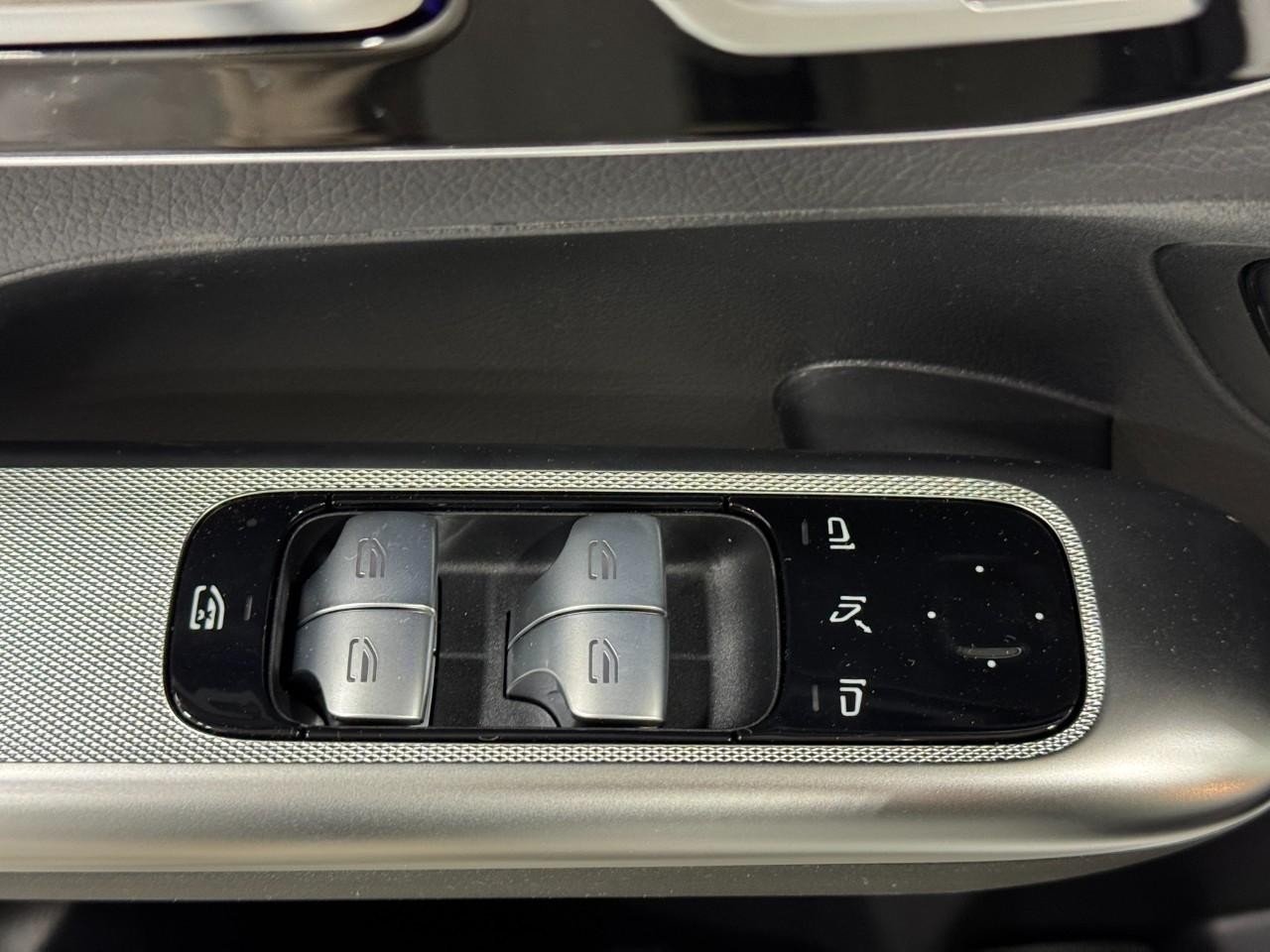 Mercedes-Benz GLC Vehicle Full-screen Gallery Image 24