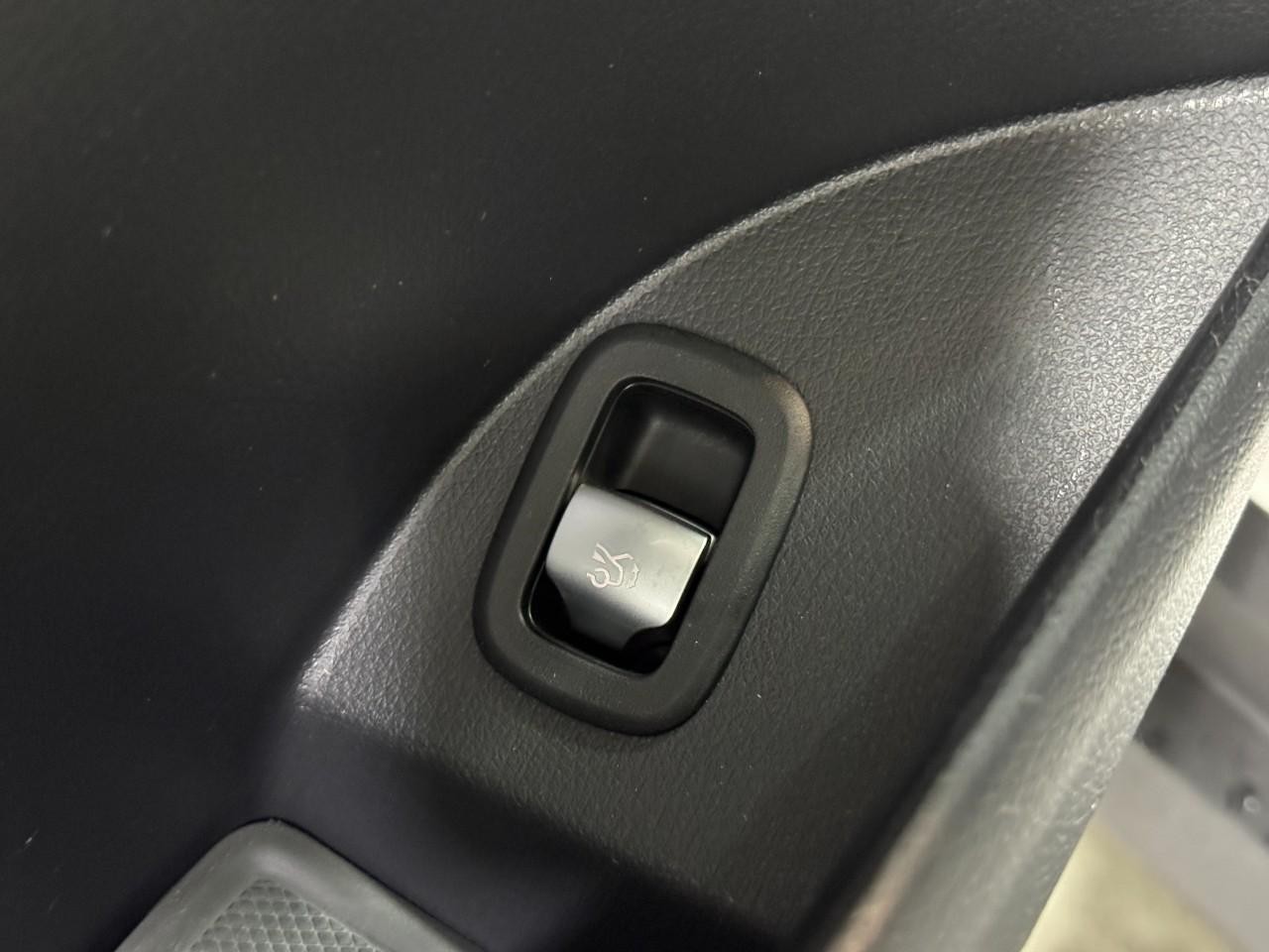 Mercedes-Benz GLC Vehicle Full-screen Gallery Image 25