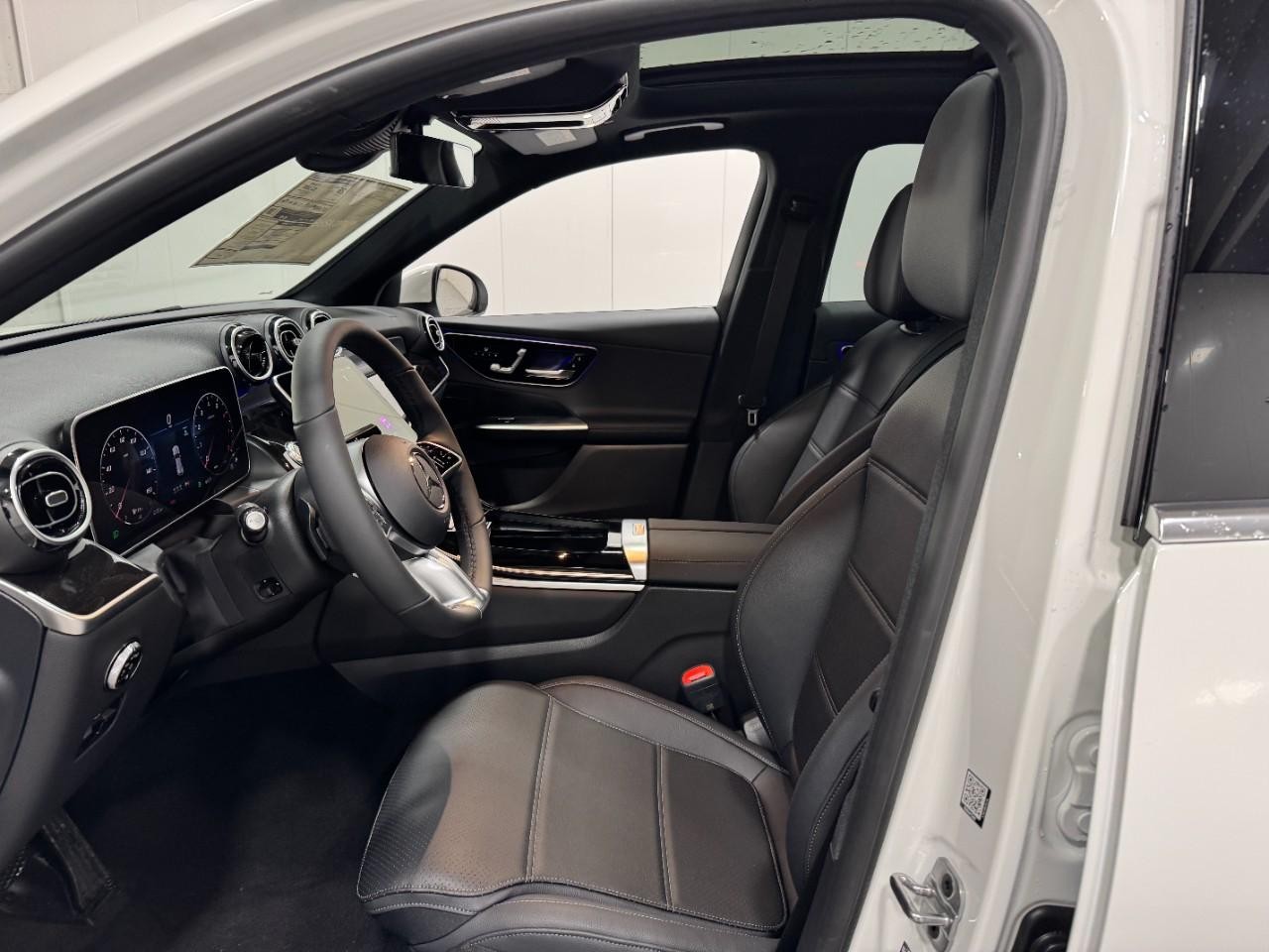 Mercedes-Benz GLC Vehicle Full-screen Gallery Image 26