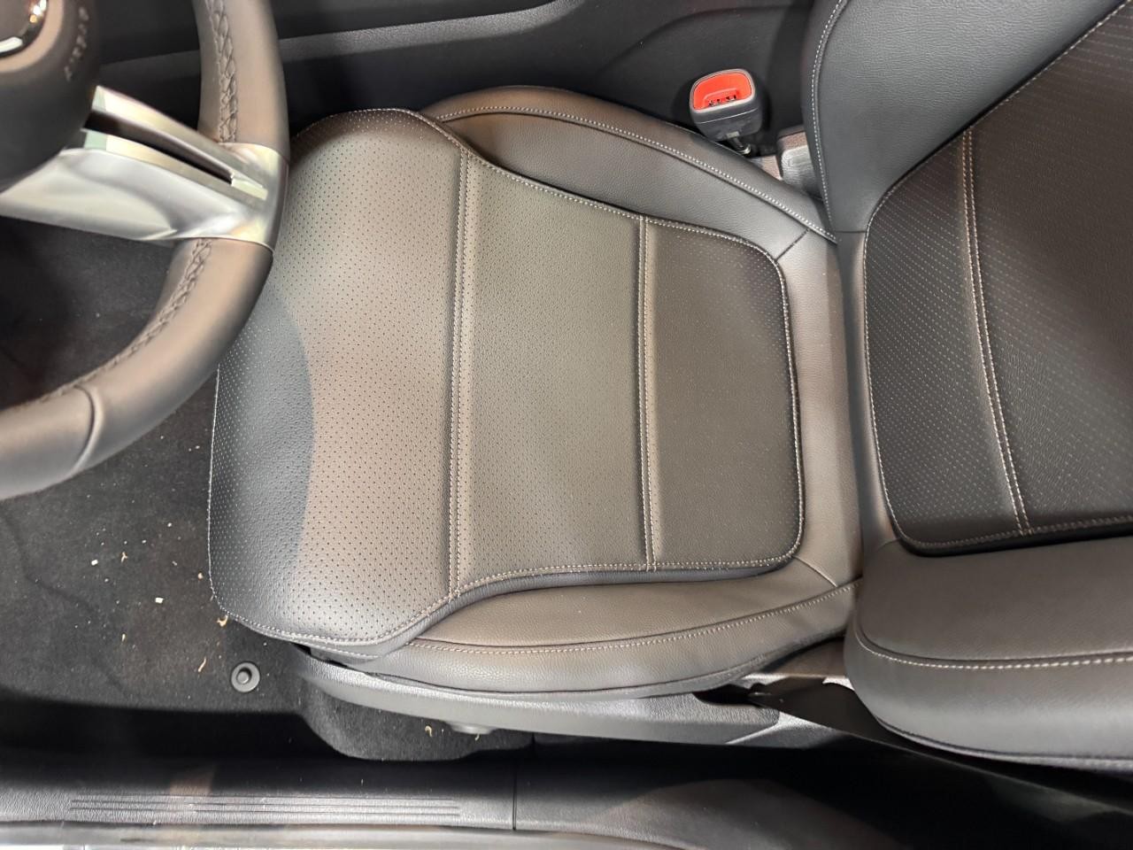 Mercedes-Benz GLC Vehicle Full-screen Gallery Image 27