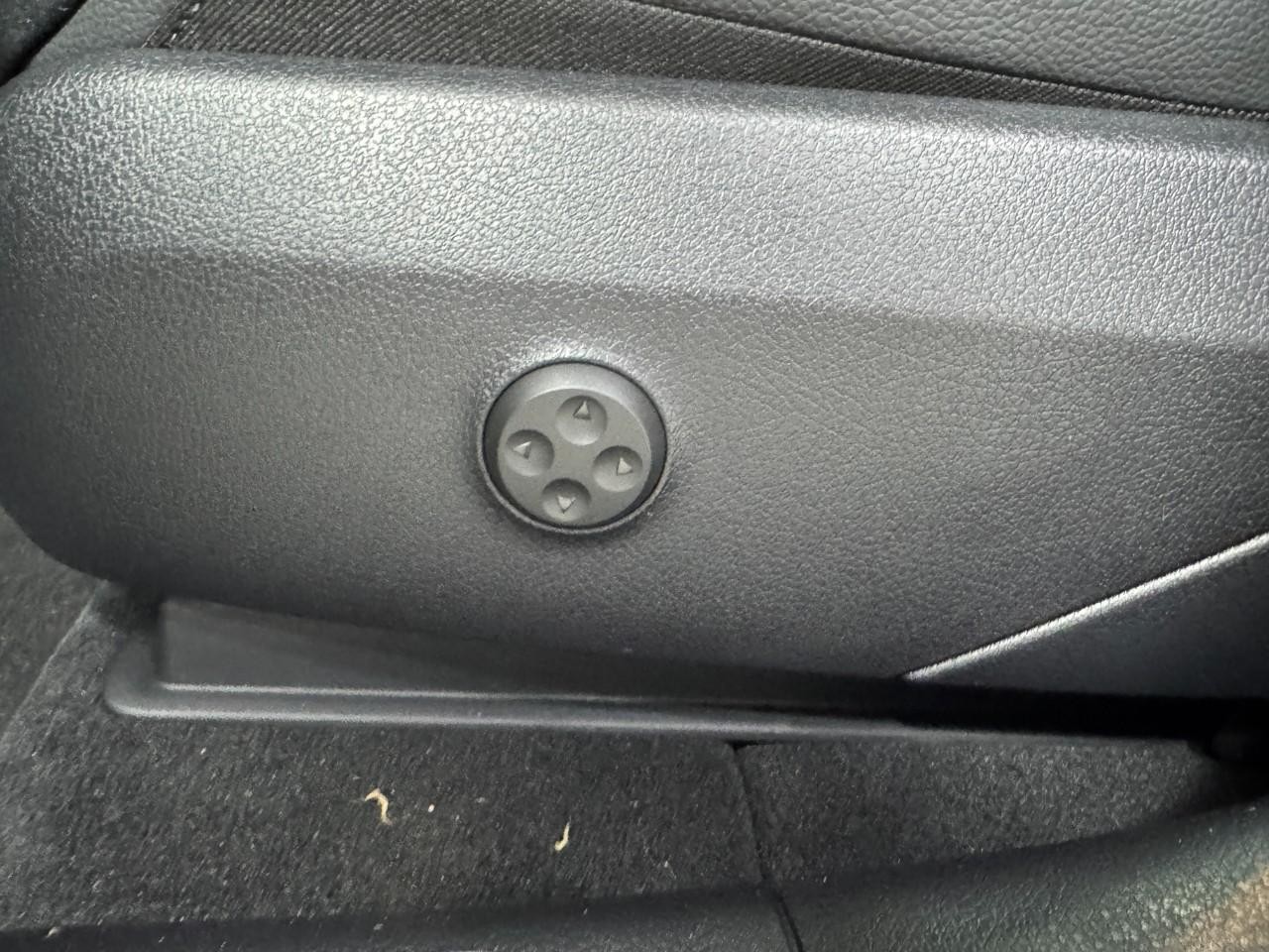 Mercedes-Benz GLC Vehicle Full-screen Gallery Image 28