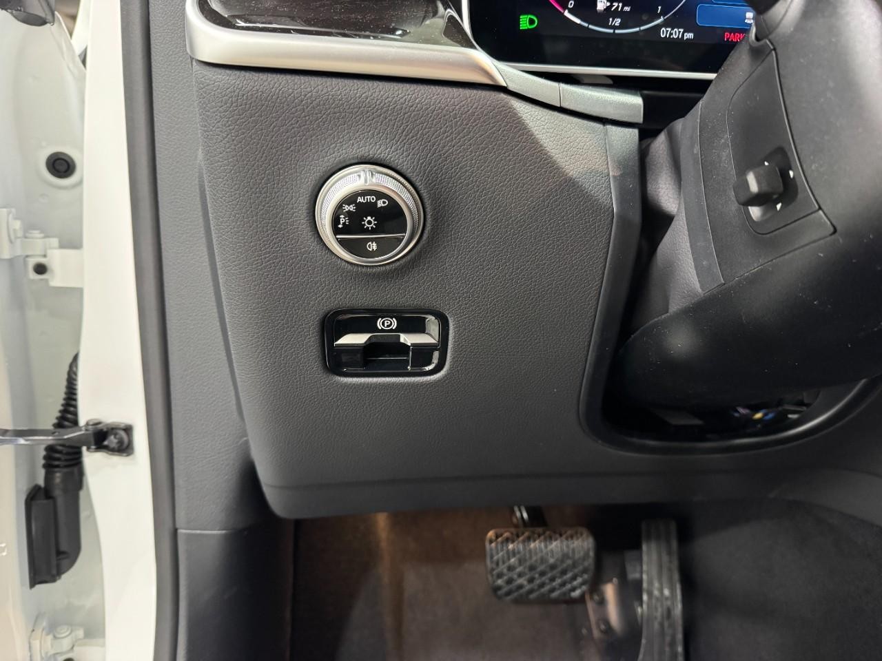 Mercedes-Benz GLC Vehicle Full-screen Gallery Image 29