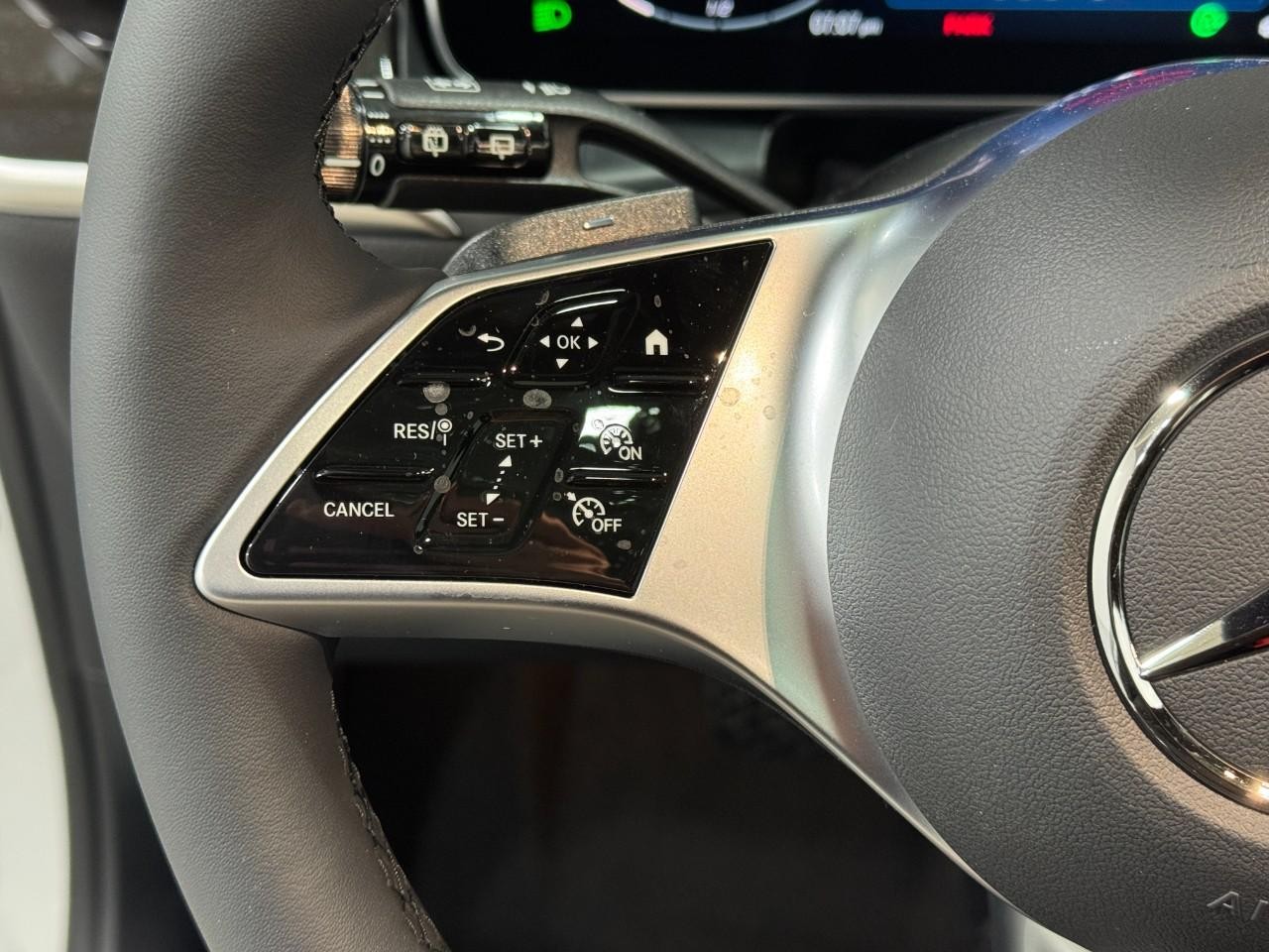 Mercedes-Benz GLC Vehicle Full-screen Gallery Image 30