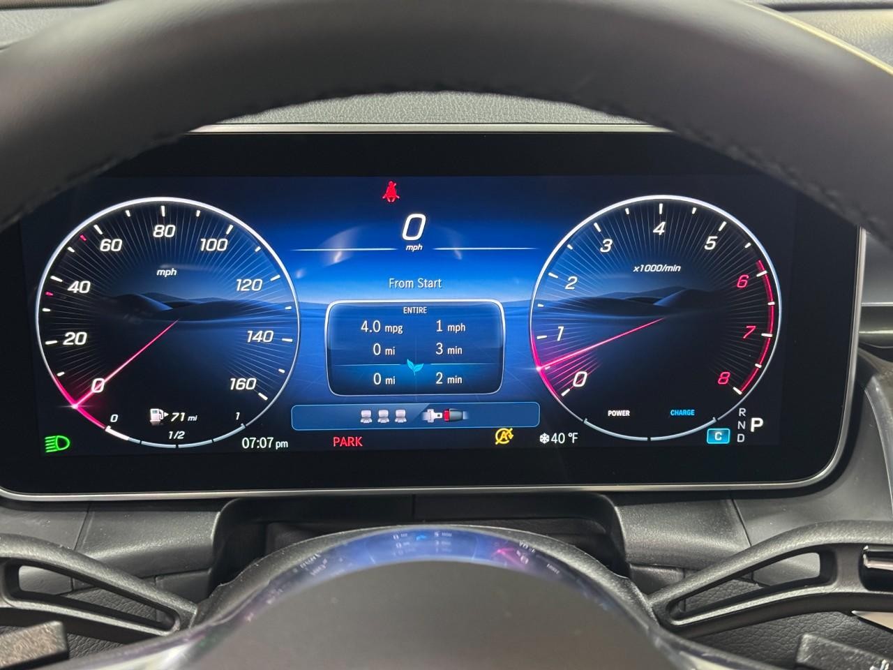 Mercedes-Benz GLC Vehicle Full-screen Gallery Image 32