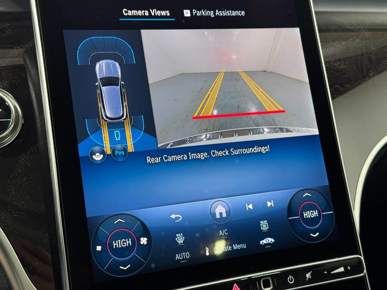 Mercedes-Benz GLC Vehicle Full-screen Gallery Image 34