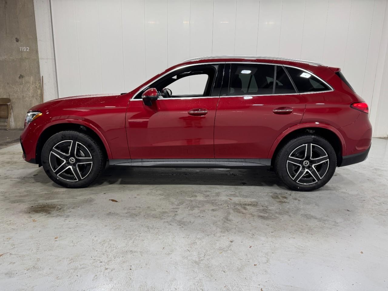 Mercedes-Benz GLC Vehicle Full-screen Gallery Image 2