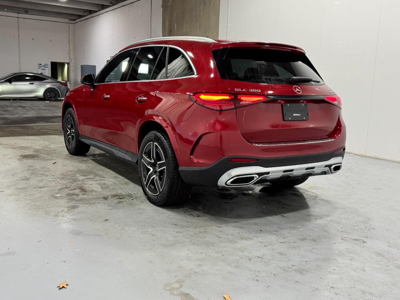 Mercedes-Benz GLC Vehicle Full-screen Gallery Image 3