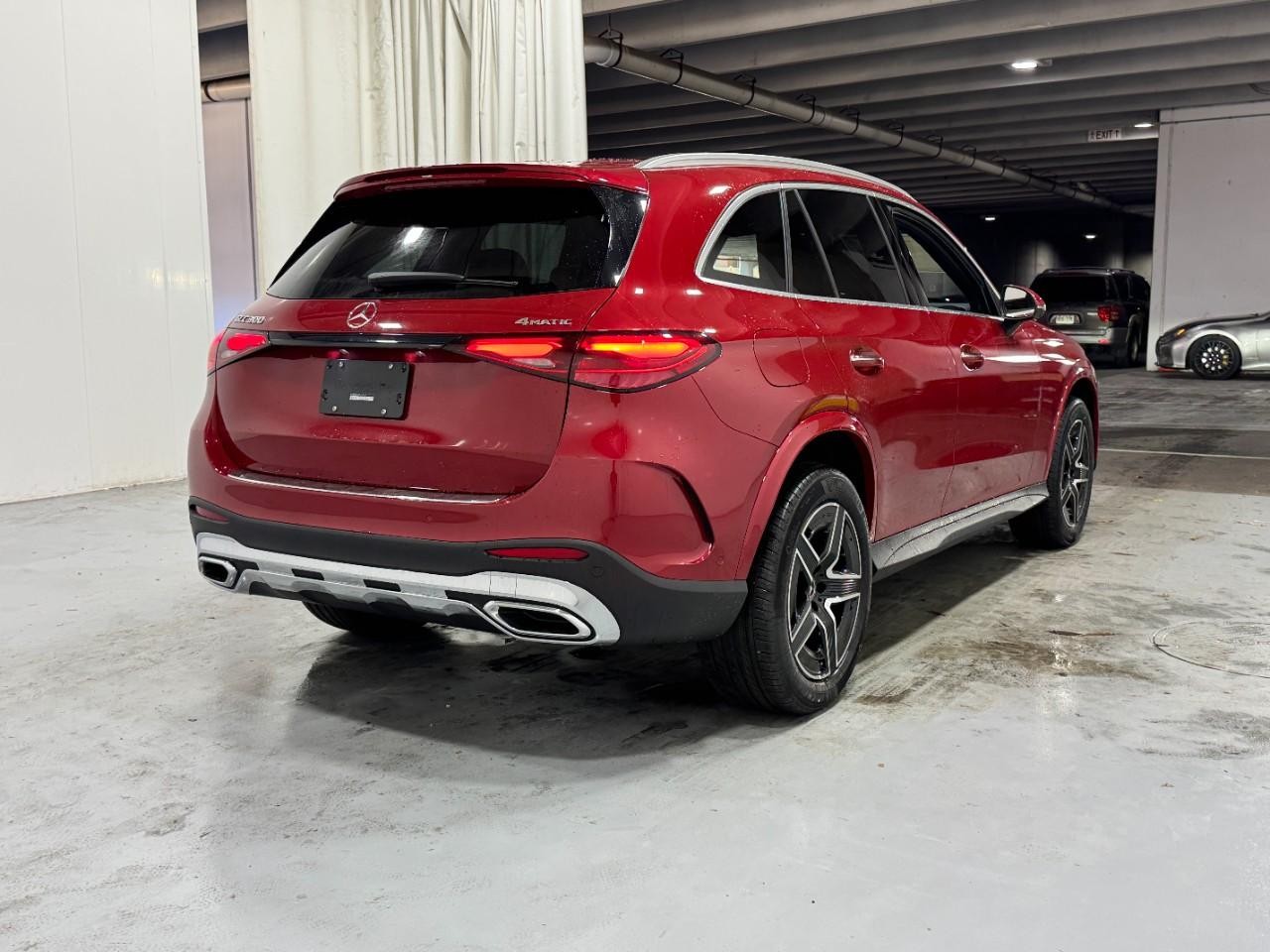 Mercedes-Benz GLC Vehicle Full-screen Gallery Image 4