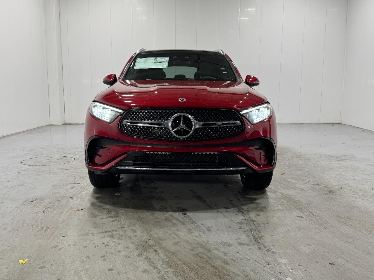 Mercedes-Benz GLC Vehicle Full-screen Gallery Image 7