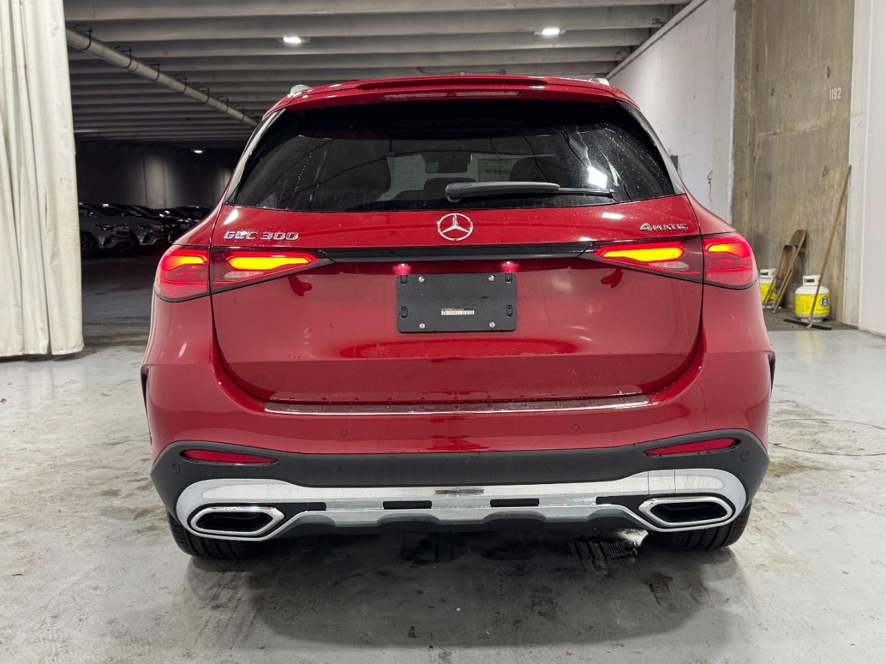 Mercedes-Benz GLC Vehicle Full-screen Gallery Image 9