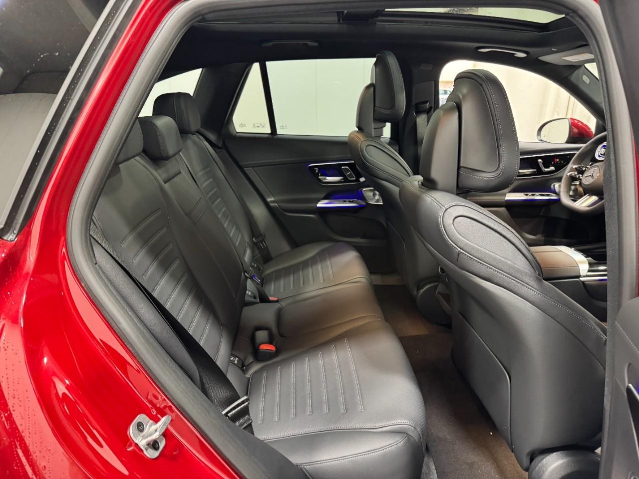 Mercedes-Benz GLC Vehicle Full-screen Gallery Image 10