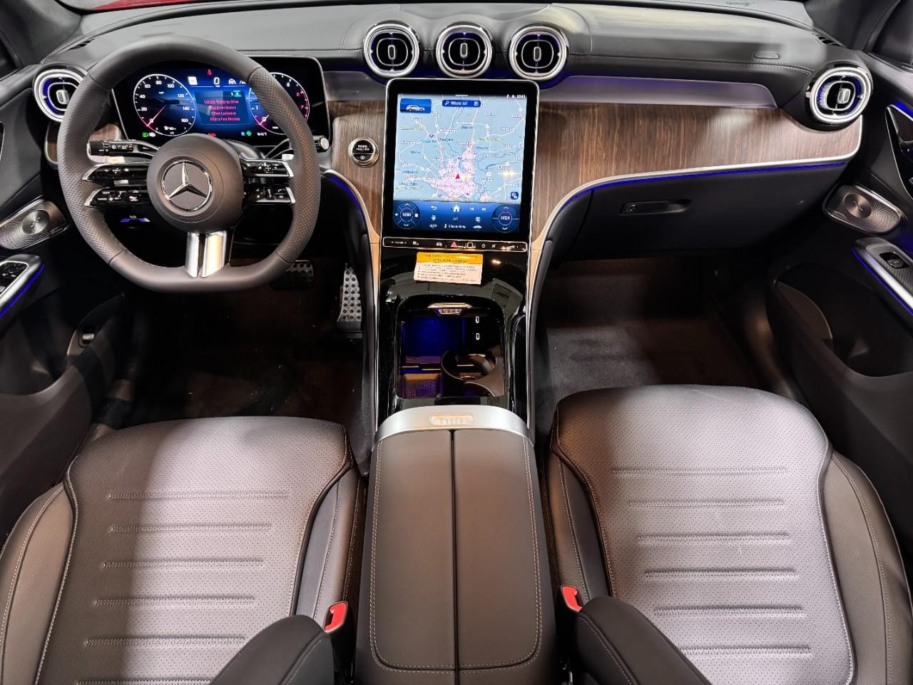 Mercedes-Benz GLC Vehicle Full-screen Gallery Image 12