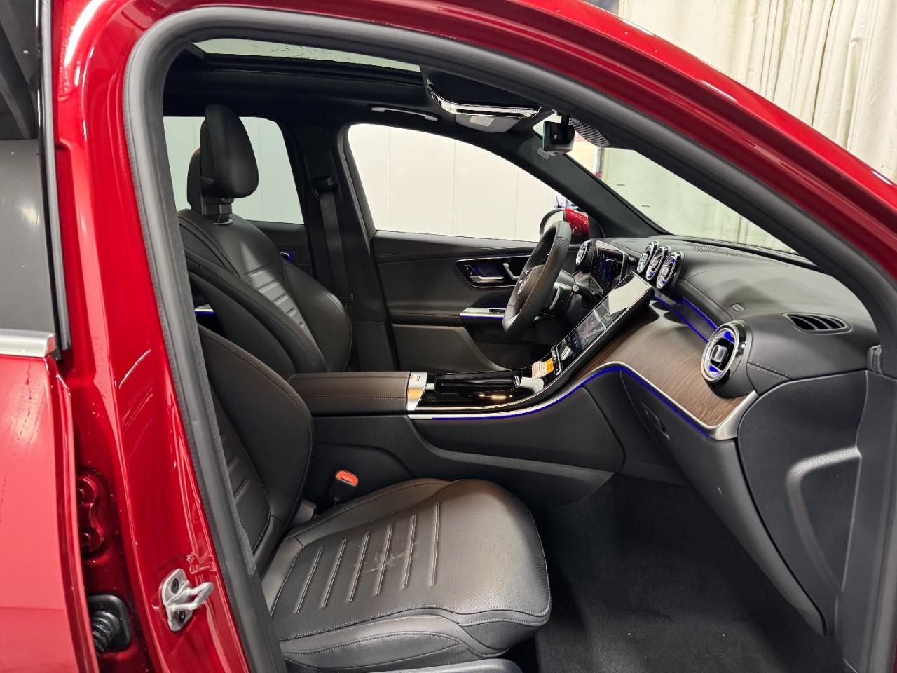 Mercedes-Benz GLC Vehicle Full-screen Gallery Image 16