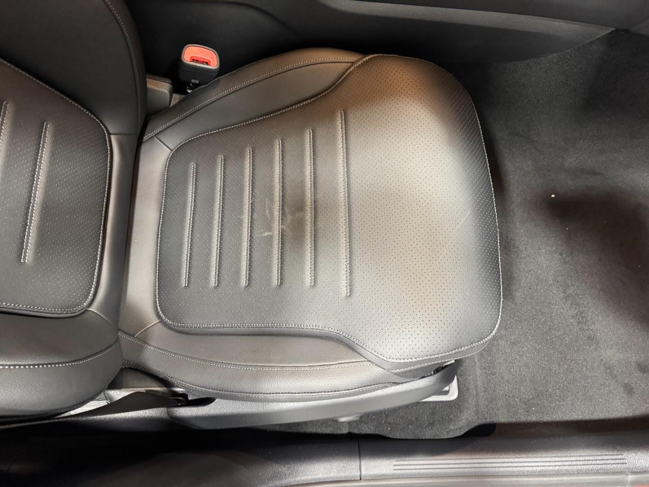 Mercedes-Benz GLC Vehicle Full-screen Gallery Image 17