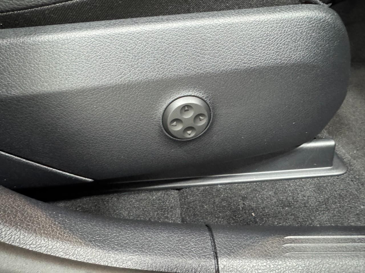 Mercedes-Benz GLC Vehicle Full-screen Gallery Image 18