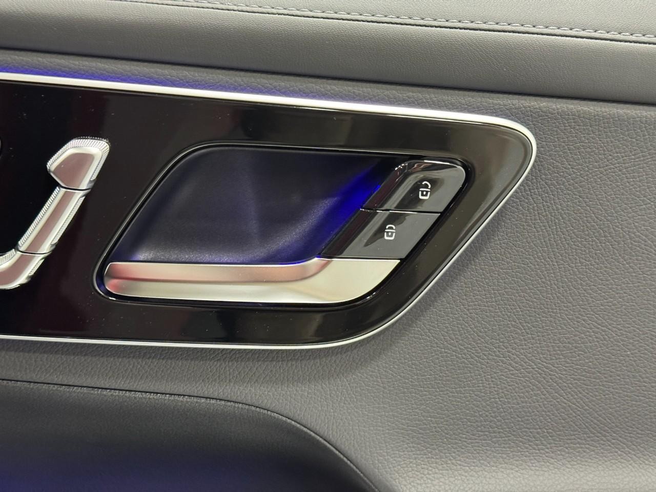 Mercedes-Benz GLC Vehicle Full-screen Gallery Image 20